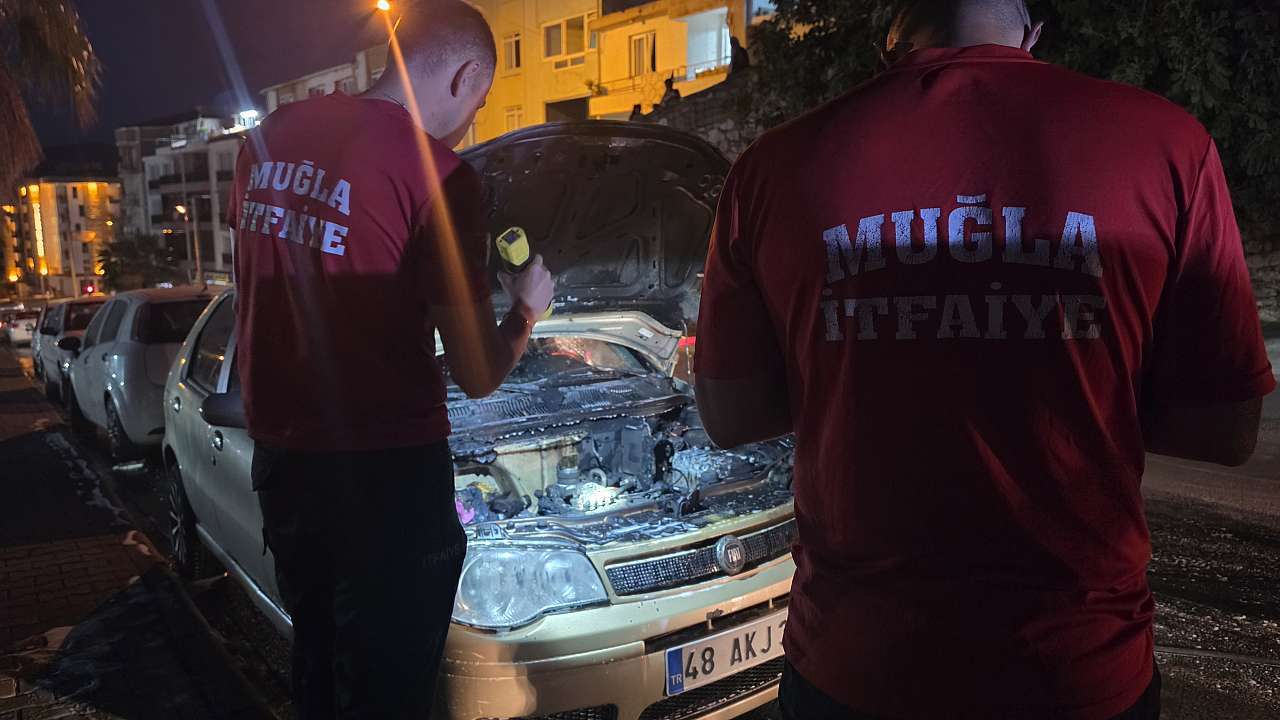 Muğla'da Park Halindeki Otomobil Alev Aldı 2